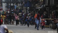 Jalan Dalem Kaum yang menjadi salah satu area nongkrong favorit warga Bandung kembali hidup pada akhir pekan.
