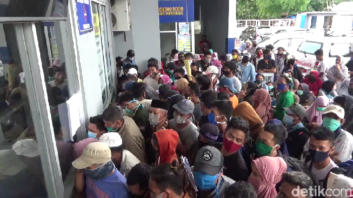 Ratusan penumpang berdesakan di Pelabuhan Nusantara, Sulsel (Hasrul Nawir/detikcom)