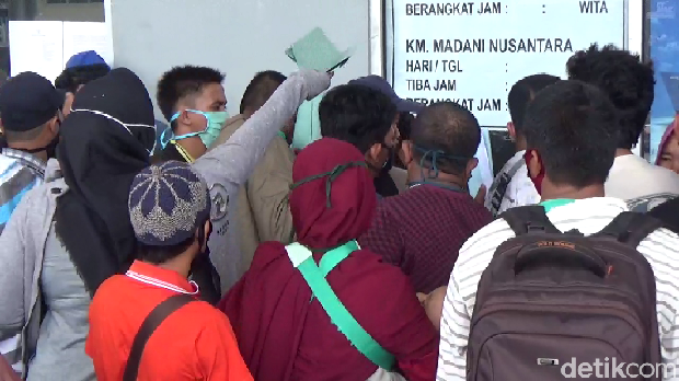 Ratusan penumpang berdesakan di Pelabuhan Nusantara, Sulsel (Hasrul Nawir/detikcom)