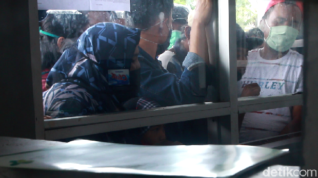 Ratusan penumpang berdesakan di Pelabuhan Nusantara, Sulsel (Hasrul Nawir/detikcom)