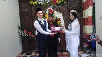 Akad nikah berlangsung di rumah mempelai wanita di Wonosidi Lor, Kalurahan Wates, Kecamatan Wates, Kulon Progo, Jumat (5/6/2020). Maskawinnya berupa seperangkat alat salat dan perhiasan emas seberat 9 gram. Sedangkan wali nikahnya Sartana, yang merupakan ayah Adriani, dengan dipandu penghulu Kantor Urusan Agama (KUA) Wates.