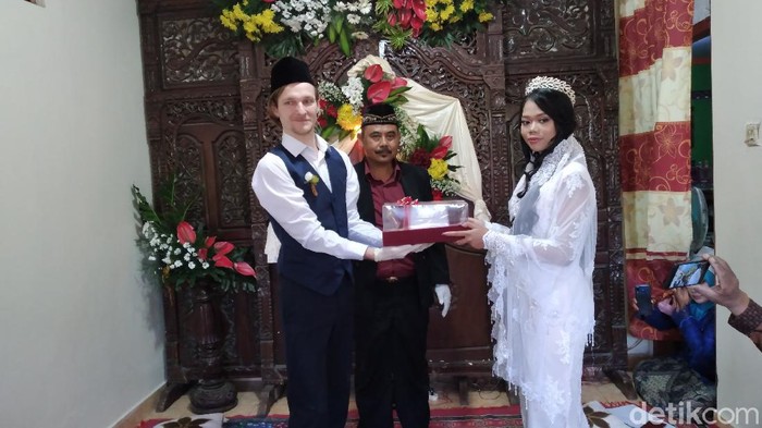 Seorang warga asing asal Rusia akhirnya menikahi gadis pujaan hatinya asal Kulon Progo. Pernikahan dilaksanakan sederhana lantaran di tengah pandemi Corona.
