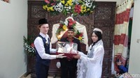 Setiap hari Anton bekerja sebagai programmer. Karena pekerjaannya inilah dia tinggal di Yogyakarta dan Bali. Andriani mengaku cocok dengan Anton. Sejak berkenalan, dia merasakan nyambung dan bisa mengerti apa yang menjadi kemauannya.