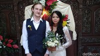 Seorang warga negara asing berkewarganegaraan Rusia, Anton Igorevich Manaev, akhirnya bisa menikahi gadis pujaan hatinya asal Kulon Progo, Daerah Istimewa Yogyakarta (DIY), Adriani Nur Aziza. Pernikahan dilaksanakan secara sederhana lantaran di tengah pandemi virus Corona (COVID-19).