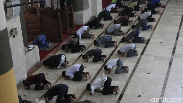 Salat Zuhur Berjemaah di Masjid Raya Bandung