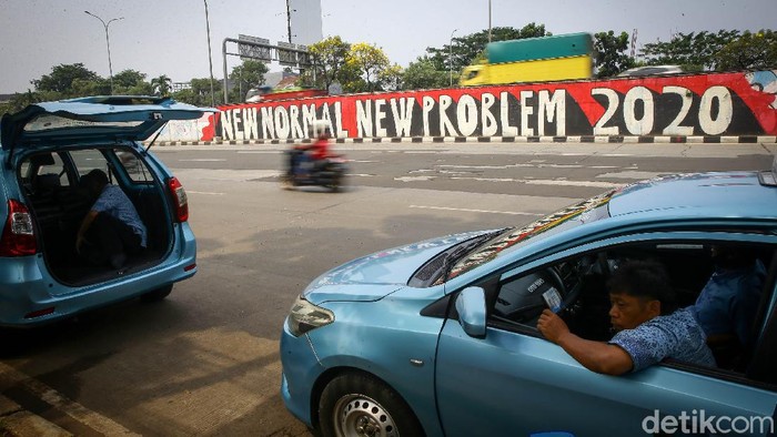 Sambut Era New Normal lewat Mural Skenario new normal untuk tatanan kehidupan baru di era pandemi Corona dilakukan dengan berbagai cara. Salah satunya lewat mural yang mejeng di kawasan Jakarta Selatan.