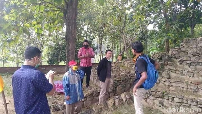 Situs Sitinggil berada di Kecamatan Modo. Situs ini istimewa sebagai peninggalan zaman megalitikum.