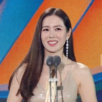 Pada acara tahunan yang dihelat untuk menghormati pencapaian para insan film di Korea Selatan ini, Son Ye Jin masuk dalam nominasi Aktris Terbaik. Foto: dok. Instagram @queensyejin