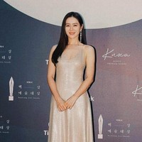 Son Ye Jin menyempurnakan penampilannya dengan mengenakan anting dari rumah perhiasan dan arloji mewah Prancis, Boucheron. Koleksi anting Serpent Boheme Pendant, yang menggantung di telinganya yang terbuat dari delapan berlian berbentuk tetesan air mata ini senilai Rp 837 juta. Foto: dok. Instagram @dear.yejinunni