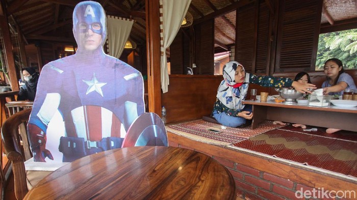 Penerapan physical distancing ketat dilakukan di salah satu restoran di Puncak, Bogor, Jawa Barat. Superhero diterjunkan untuk misi tersebut. Penasaran?