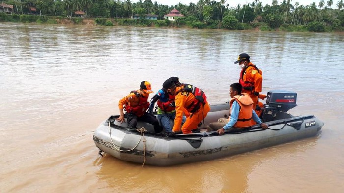 Tim Basarnas Jambi melakukan pencarian nenek Muna yang terpeleset ke Sungai Batanghari (Dok. Istimewa)