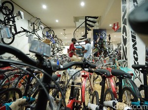 Pemerintah Mulai Atur Pegowes, Bel dan Spakbor Laris di Toko Sepeda