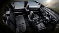 Masih terkait dengan kenyamanan, Hilux paling fresh ini mengalami perubahan pada sistem suspensi dan kemudi. Hilux juga punya beberapa fitur elektronik yang bisa mendukung stabilitas saat berkendara. (Toyota)
