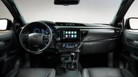 Dari dalam kabin, Hilux punya layar sentuh selebar delapan inchi yang kini menunjang penggunaan Apple CarPlay dan Android Auto. (Toyota)
