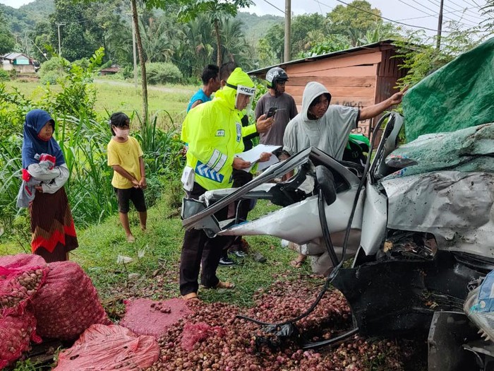 Truk pikap pengangkut bawang hilang kendali di jalan licin, tabrak pohon di Palopo Sulsel