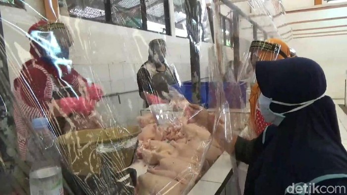 Pemkab Trenggalek mulai uji coba penerapan protokol kesehatan di salah satu pasar tradisional. Itu dilakukan untuk menyambut tatanan kehidupan baru atau new normal di tengah pandemi Corona.