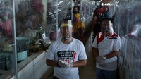 Bupati Batang Wihaji (kiri) meninjau persiapan pasar penerapan Normal Baru di Pasar Batang.