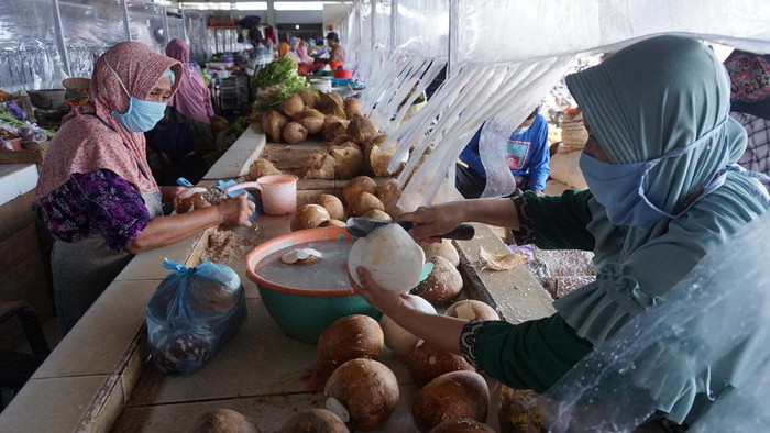 Bupati Batang Wihaji (kiri) meninjau persiapan pasar penerapan Normal Baru di Pasar Batang, Kabupaten Batang, Jawa Tengah, Sabtu (6/6/2020). Pemerintah setempat melakukan uji coba penerapan normal baru di Pasar Batang dengan menerapkan protokol kesehatan, pengaturan jaga jarak antar pedagang dan pembeli untuk memutus rantai penyebaran virus COVID-19. ANTARA FOTO/Harviyan Perdana Putra/hp.