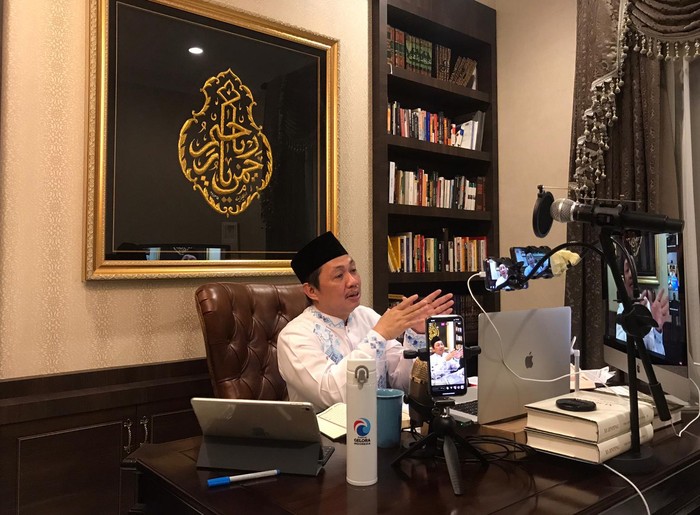 Ada yang baru di ruang kerja Anis Matta, Ketua Umum Partai Gelombang Rakyat Indonesia. Ruang penuh buku di lantai dua rumah di bilangan Ciganjur, Jakarta Selatan, itu berubah jadi studio mini tempat Anis Matta melakukan rapat-rapat dan ceramah Ramadan daring, serta membuat video-video yang akan diunggah di media sosialnya.