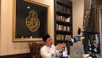 Salah satu ruang kerja yang penuh buku di lantai dua rumahnya di bilangan Ciganjur, Jakarta Selatan, itu kini berubah jadi studio mini tempat Anis Matta melakukan rapat-rapat dan ceramah Ramadan daring, serta membuat video-video yang akan diunggah di media sosialnya. Foto: dok. Pribadi