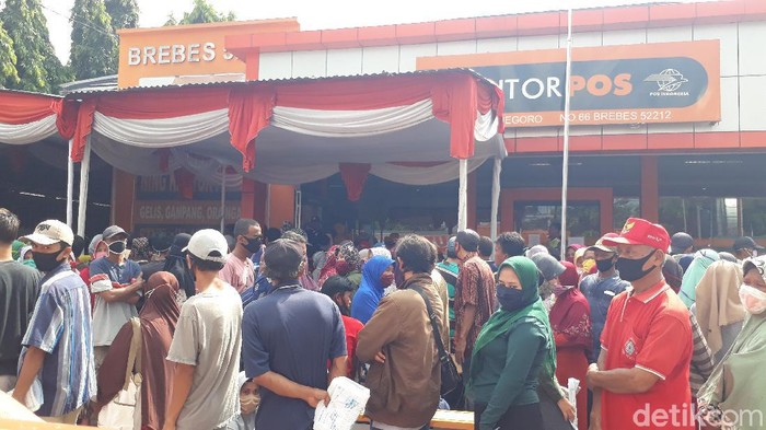 Antrean pengambilan bansos Corona di Brebes, Minggu (7/6/2020)