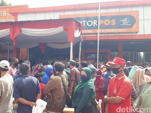 Antrean Panjang dan Desak-desakan Warnai Pembagian Bansos di Subang