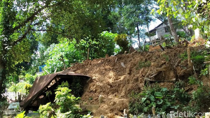 Area pemakaman di Samarinda longsor, beberapa kain kafan tampat terlihat di permukaan.