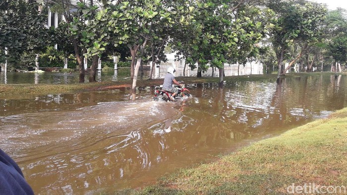 Tanggul Masih Diperbaiki Rob Di Kompleks Pantai Mutiara Belum Disedot