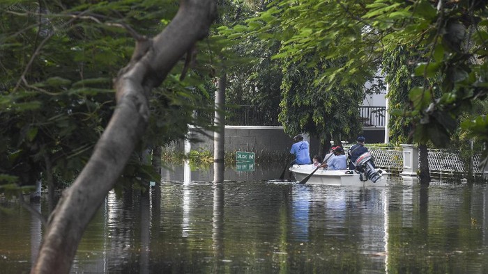 Banjir rob merendam perumahan di kawasan Penjaringan, Jakarta. Hal itu terjadi diduga akibat tanggul yang jebol saat naiknya permukaan air laut.