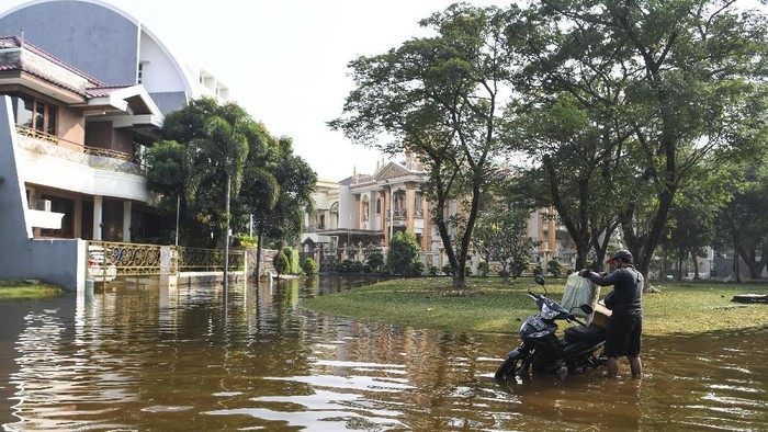 Banjir Rob Rendam Perumahan di Utara Jakarta Banjir rob merendam perumahan di kawasan Penjaringan, Jakarta. Hal itu terjadi diduga akibat tanggul yang jebol saat naiknya permukaan air laut.