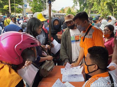Ratusan warga berdesak-desakan saat antre mengambil dana bantuan sosial tunai (BST) Rp 600 ribu di Kantor Pos Jemur Andayani. Kondisi ini mengkhawatirkan sebab mengabaikan aturan physical distancing di tengah pandemi COVID-19.