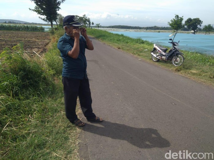 Teror begal payudara menghantui kaum hawa yang melintas di jalan Desa Sumber Suko, Kecamatan Dringu, Kabupaten Probolinggo. Warga resah dalam sebulan terakhir.