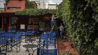 Salah satunya adalah open-air cinema atau bioskop terbuka Zephyros yang berada di kawasan Athena, Yunani.