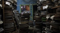 Bioskop terbuka menjadi salah satu tempat hiburan yang ramai dikunjungi warga Yunani karena di sana warga dapat menyaksikan film di bawah sinar bulan. 