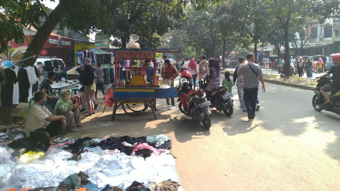 Bogor Masih PSBB, Kawasan Stadion Pakansari Dipadati Warga-PKL Pagi Ini  (Sachril/detikcom)