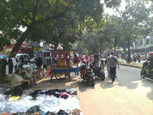 Bogor Masih PSBB, Kawasan Stadion Pakansari Dipadati Warga-PKL Pagi Ini