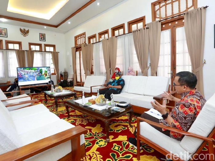 Bupati Anas Paparkan New Normal Pariwisata di Webinar