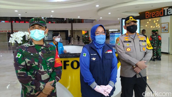 Bupati Bogor Ade Yasin (tengah) didampingi Kodim 0621/Kabupaten Bogor Letkol Inf Sukur Hermanto dan Kapolres Bogor AKBP Roland Ronaldy