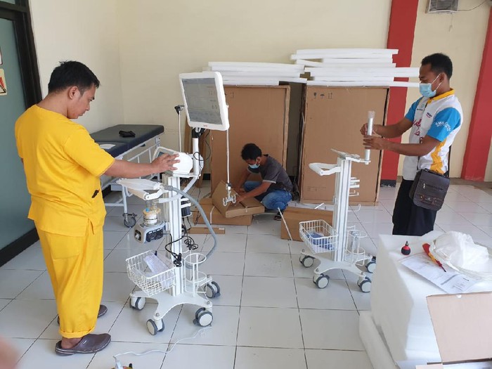 Jawa Timur telah mendapatkan dukungan dan bantuan untuk penanganan COVID-19 dari berbagai pihak. Seperti dari dunia usaha, yayasan, masyarakat, TNI, BIN, Kemenkes, Satgas Pusat COVID-19 hingga Polri.