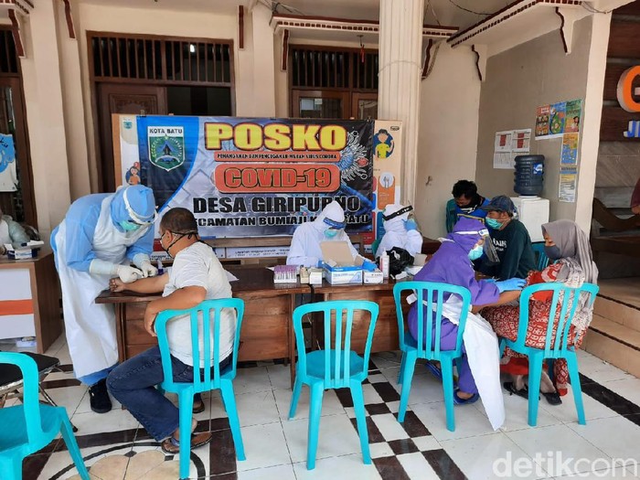 Meluasnya sebaran COVID-19 di Desa Giripurno, Kecamatan Bumiaji, menjadi perhatian khusus Pemprov Jatim. Bahkan, tingginya angka penularan akibat transmisi lokal di wilayah itu menjadi dasar perpanjangan masa transisi new normal untuk Malang Raya.