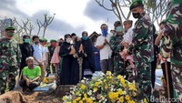 Pantauan detikcom di TPU Kolombo, Minggu (7/6/2020), sejumlah prajurit TNI AD tampak memanggul jenazah Kapten Cpn Fredy. Upacara pemakaman dimulai dengan prosesi militer dan dihadiri pelayat.