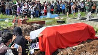 Jenazah dibawa dengan ambulans TNI dari rumah duka di Jalan Kaliurang KM 7, Condongcatur, Depok, Sleman sekitar pukul 10.00 WIB. Jarak antara rumah duka dengan TPU Kolombo sekitar 500 meter.