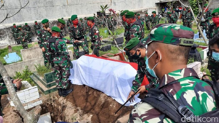 Kapten Cpn Fredy Vebryanto Nugroho dimakamkan di TPU Kolombo, Sleman. Isak tangis keluarga mengiringi pemakaman jenazah ke liang lahat.