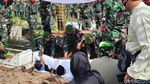 Duka Selimuti Pemakaman Kapten Fredy Korban Heli Jatuh di Kendal