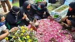 Duka Selimuti Pemakaman Kapten Fredy Korban Heli Jatuh di Kendal