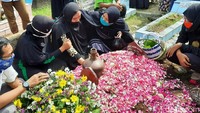 Tampak di prosesi pemakaman Kapten Cpn Fredy Vebryanto Nugroho, sang istri, Atika Prihatini pun tak kuasa menahan tangis saat jenazah sang suami turun di liang lahat. Dia pun beberapa kali berteriak histeris di pusara sang suami.