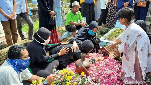 Kapten Cpn Fredy Vebryanto Nugroho dimakamkan di TPU Kolombo, Sleman. Isak tangis keluarga mengiringi pemakaman jenazah ke liang lahat.