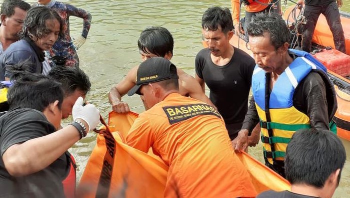 Evakuasi jenazah remaja yang tenggelam di Bendung Mamuju Tengah