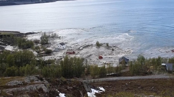 Sebuah fenomena alam mirip likuefaksi terjadi di wilayah utara Norwegia pada Rabu (3/6). Sebanyak 8 rumah terseret oleh longsor yang berujung di laut lepas Norwegia.