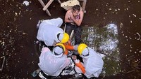 Menurut Kepala Basarnas Bali Gede Darmada, kronologi awal turis itu terjebak di bekas penampungan air warga saat hendak akan kembali ke penginapannya di Pecatu. Saat melewati jalan itu, Jacob dikejar seekor anjing dan lari. Dia lalu terjatuh di bekas penampungan air milik warga sedalam 5 meter. Pool/Basarnas Bali.